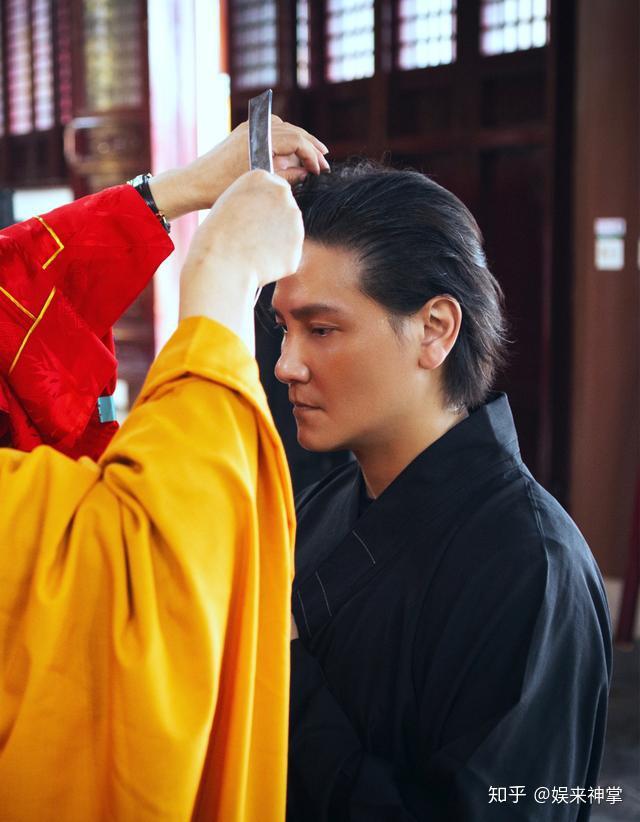 之后,他还晒出了自己剃头的照片,从图片中可以看到,丁子峻正在寺庙