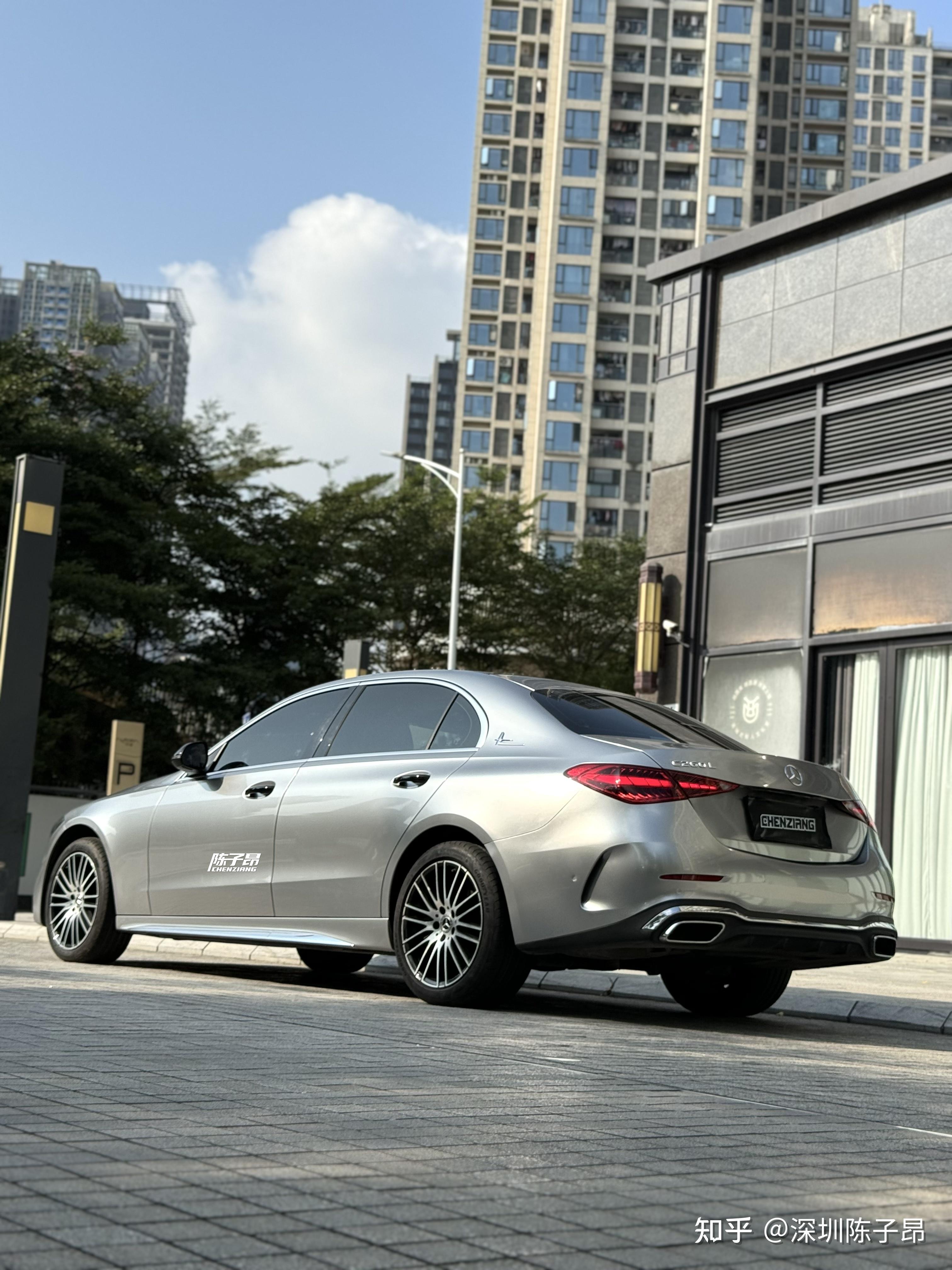 收藏起来闪闪发亮的银色奔驰gt银