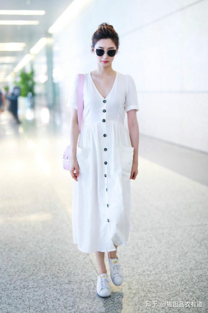 你的小黑裙该扔了今年流行牛奶裙清爽减龄孙怡都上头了