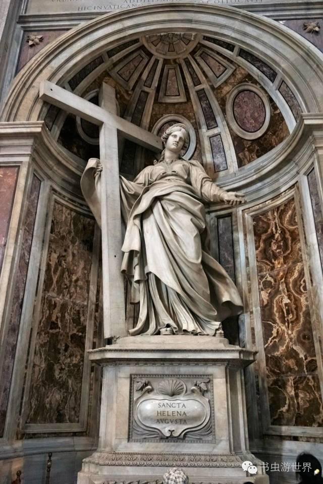 顺时针看,东北角的是贝尔尼尼的作品《圣朗基努斯》.