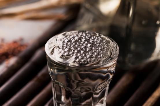 江苏一群富豪聚会桌上竟没有梦之蓝反而是这3款酒更抢眼