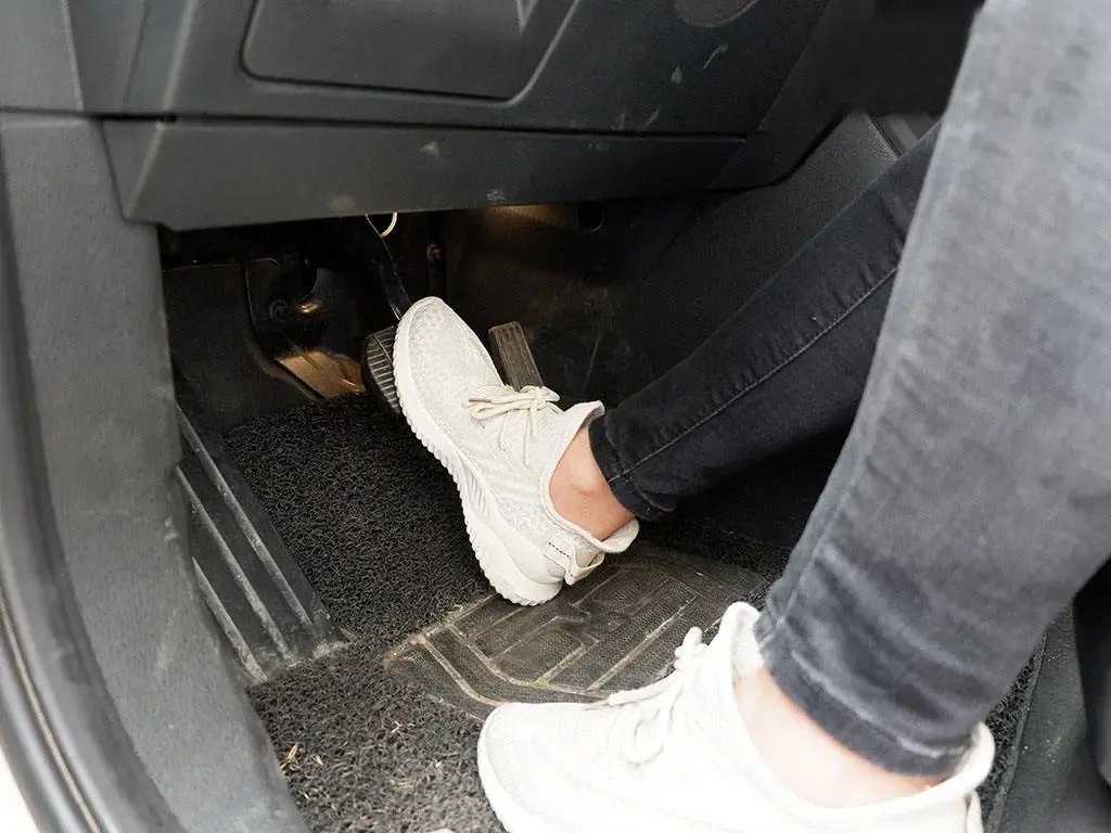 01,踩刹车踏板时有轻微抖动