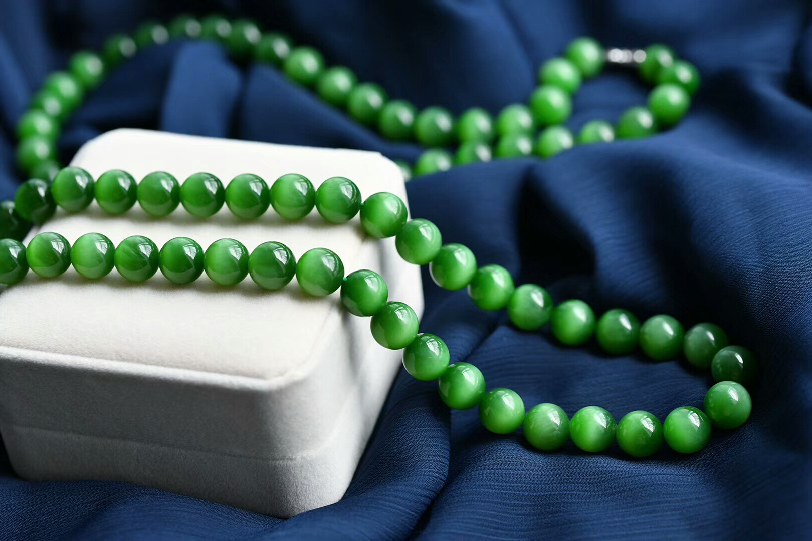 分享关于和田中的宝石碧玉猫眼的简单介绍以及选购方法