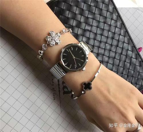 银色的钢带与同色系的手链或者手表也会搭出非凡的效果,手链不要过于