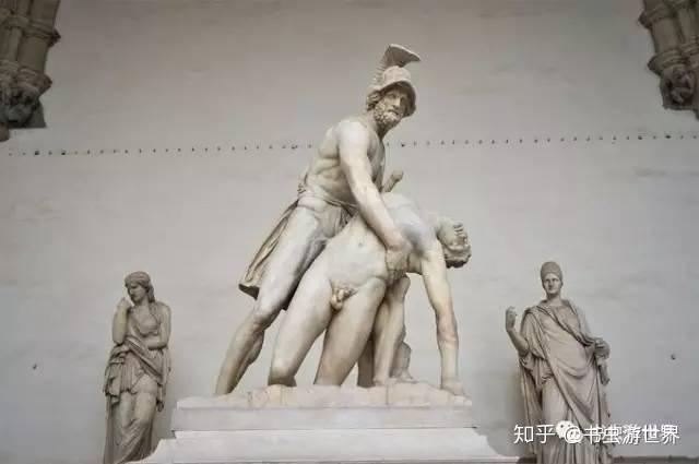 凉廊里西边的雕塑是詹波隆那1599年的作品《赫拉克勒斯与半人马涅索斯