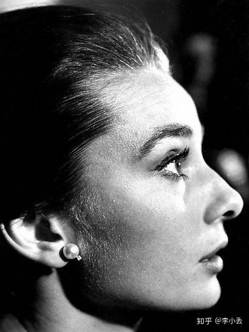 奥黛丽·赫本的完美,其实是化妆造成的错觉?