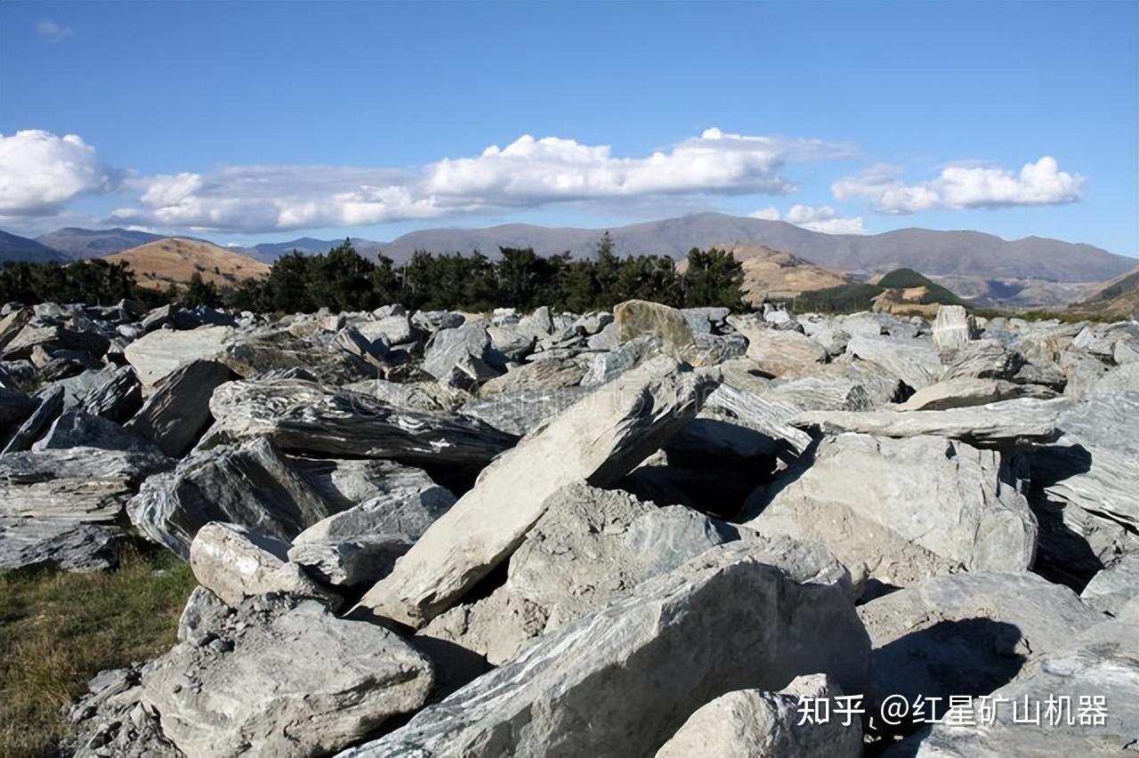 片麻岩屬性片麻岩是一種變質岩,而且變質程度深,具有片麻狀構造或條