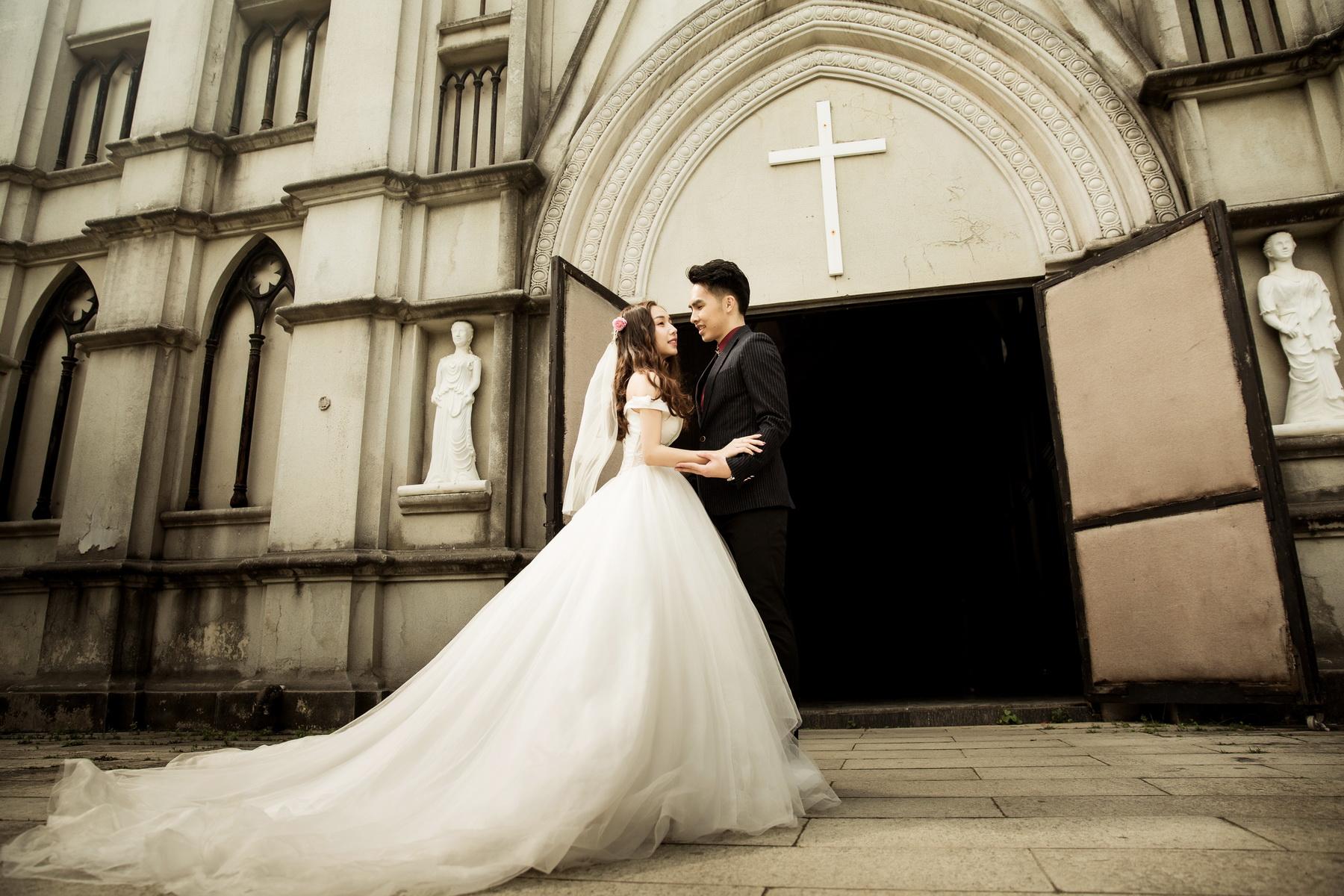 婚礼是每个女孩最完美的梦,婚纱则是梦的嫁衣,一件婚纱,充满了对未来