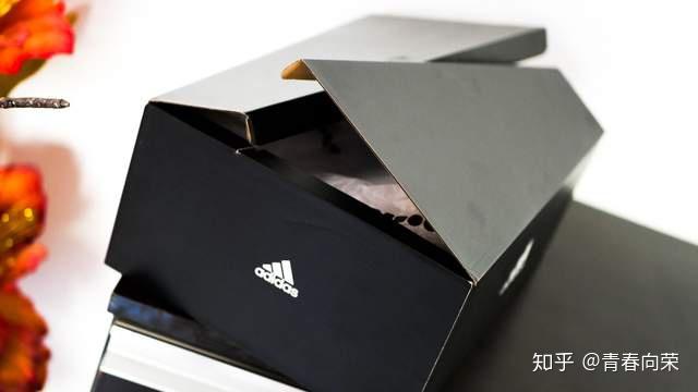 阿迪达斯黑色鞋盒图片