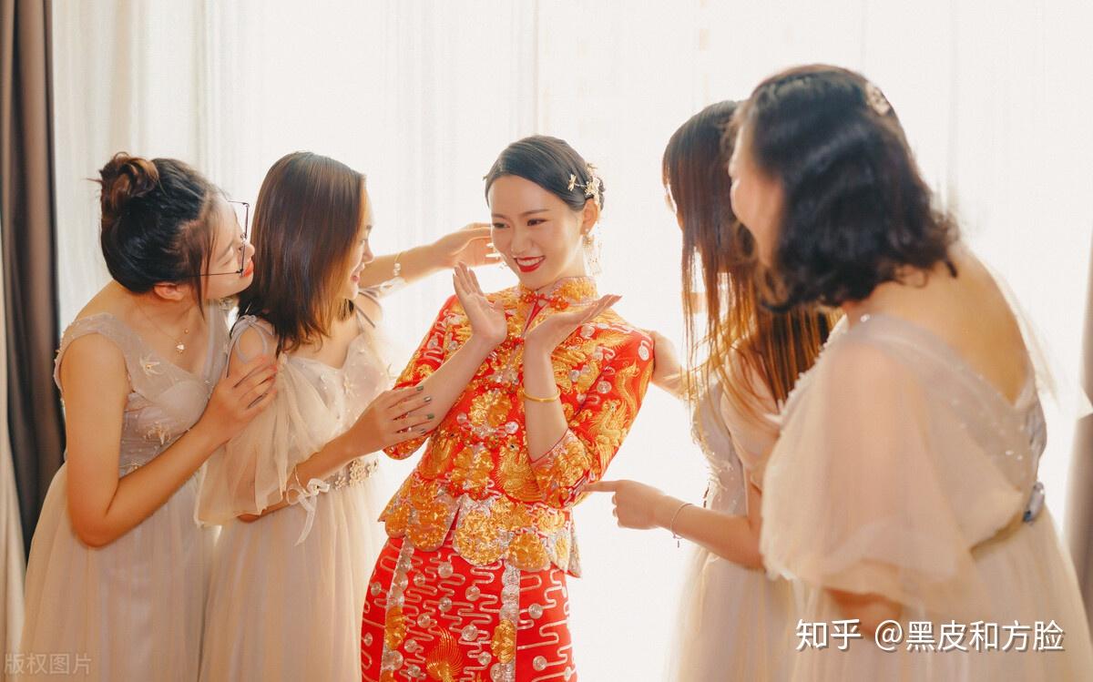 玲玲嫁的婆家,并不是家庭条件多好的,玲玲彩礼要了十万元,后来玲玲的