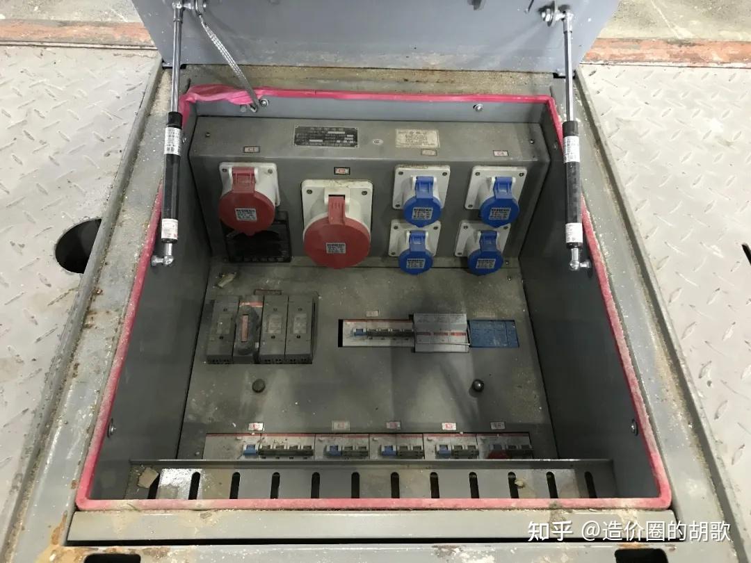 的情况结合需方电量从展位配电箱中一个接口引出"拖线箱"供参展商使用