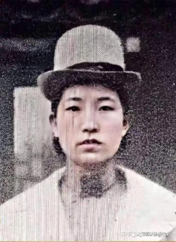 奇俊峰的父亲德毅忱，曾被袁世凯授予辅国公爵位，但他反对封建王公制度