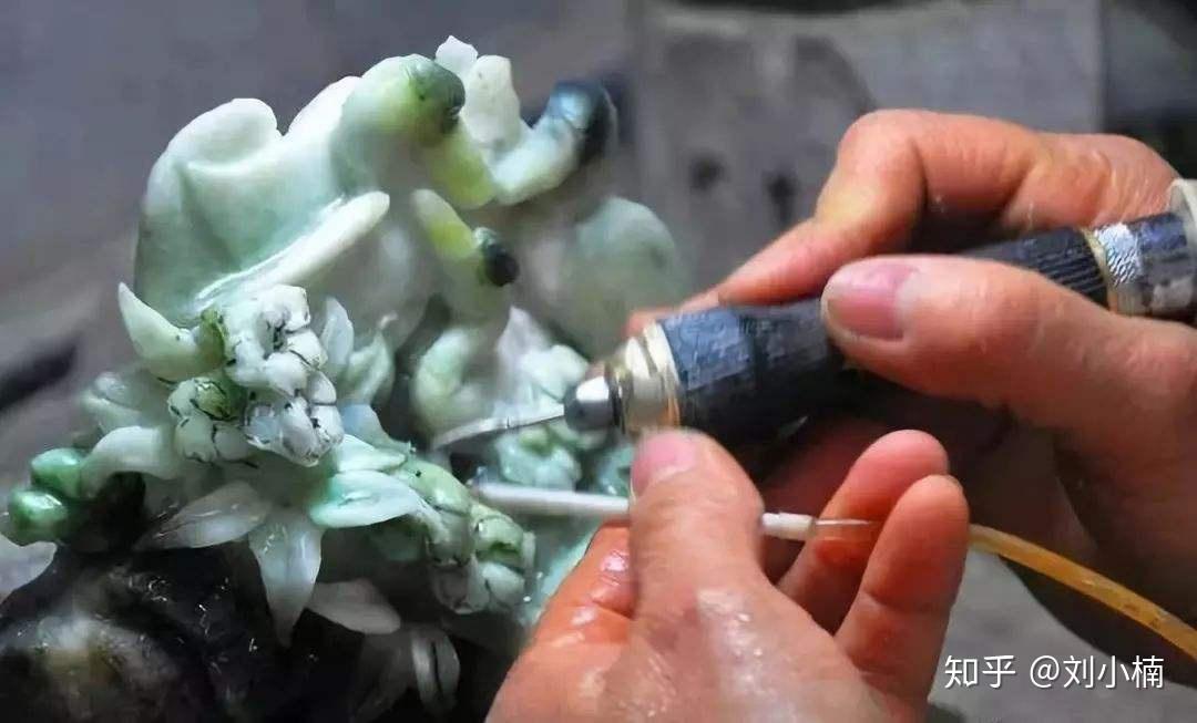 所谓a货翡翠其实就是只经过人工打磨,在颜色和质地上没有经过任何优化