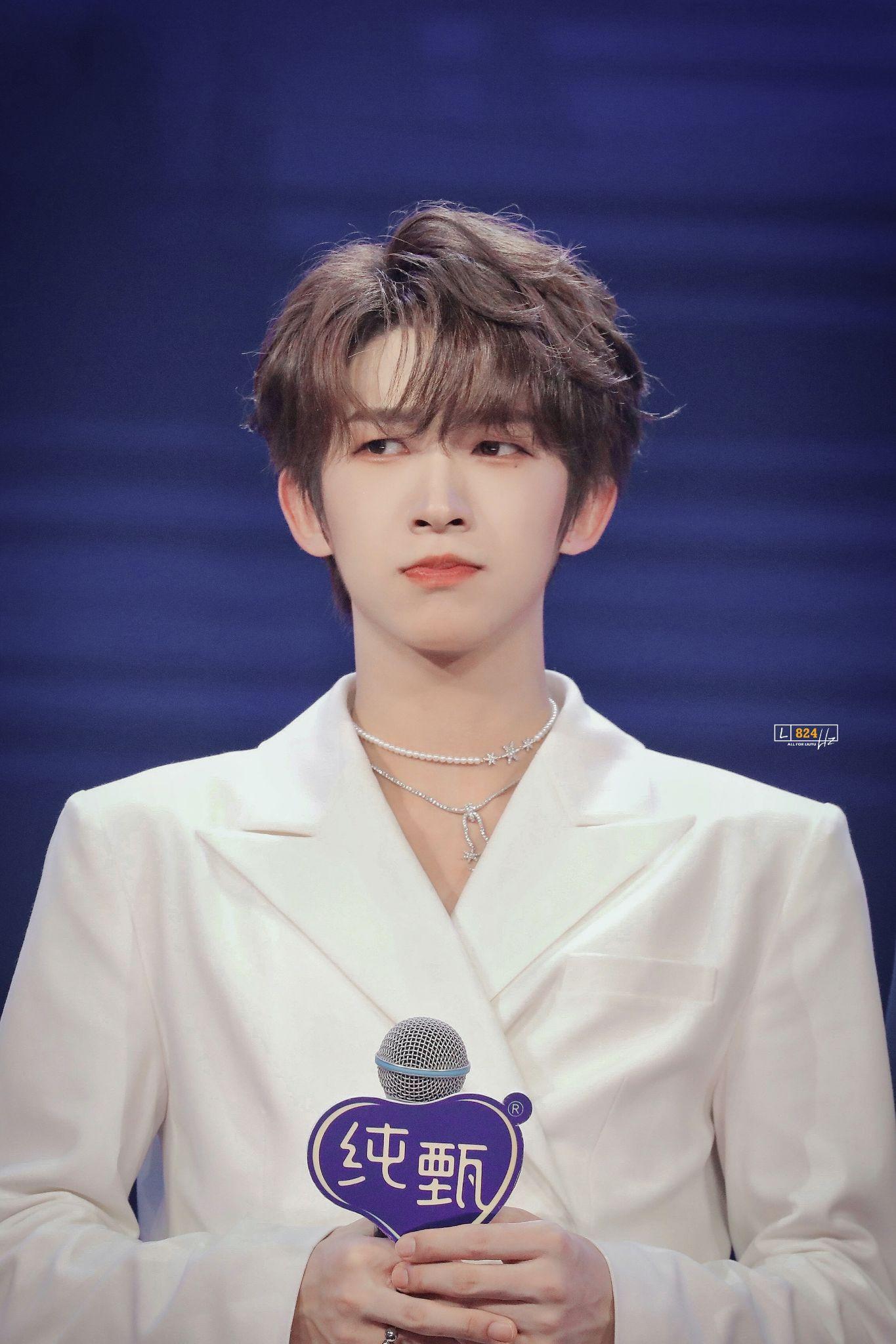 听说c位出道的国际男团into1队长刘宇妆很浓