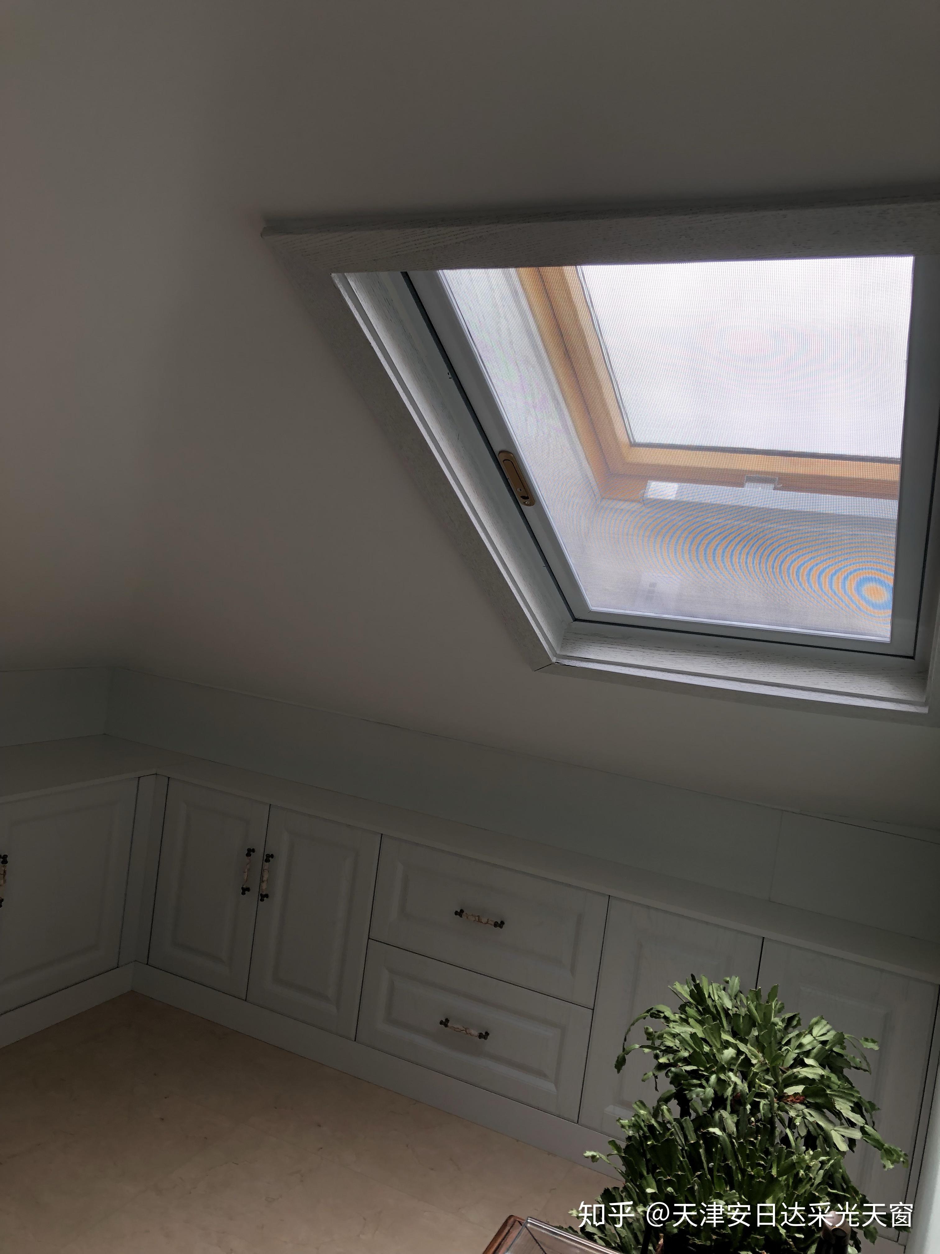 卧室通常建议一个天窗,因为第一卧室空间通常较小,一个天窗有充足的