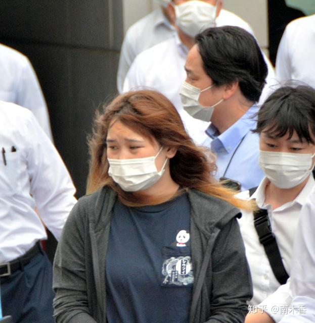 7月7日,梯沙希被警方正式逮捕.镜头前的她,长相普通,身材普通.