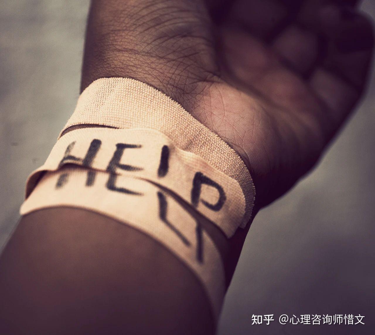 亲密伴侣分手,可能一方会用自残的行为来挽留对方.