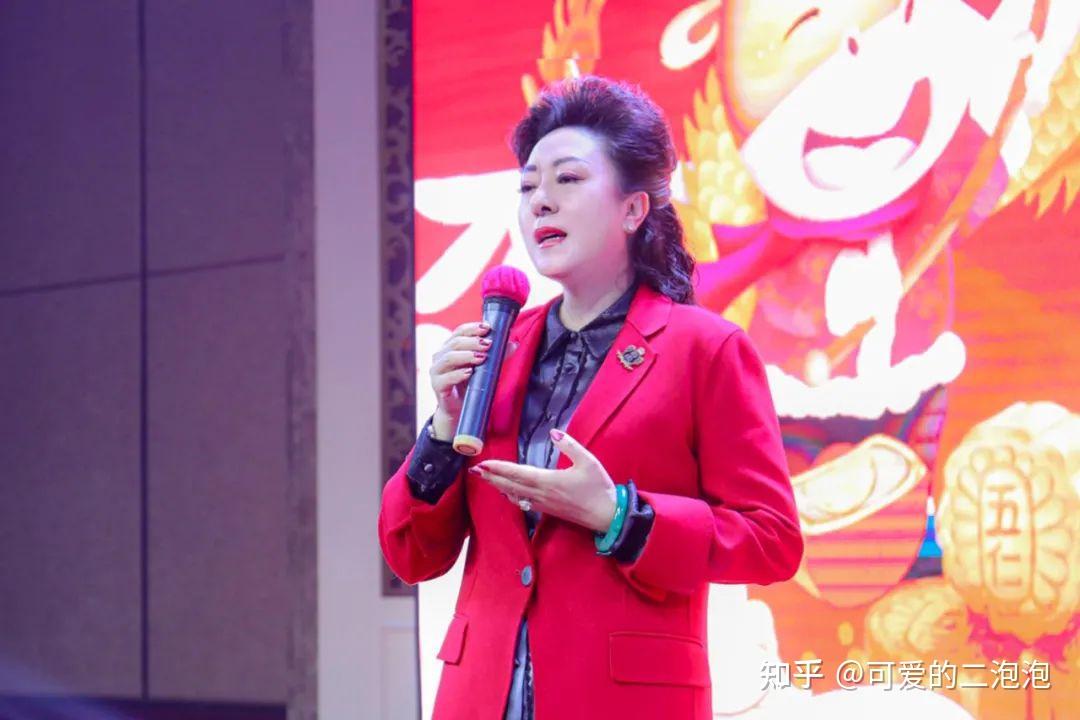 集团董事长姜亚碧女士发表了热情洋溢的致辞并代表公司董事会向全体