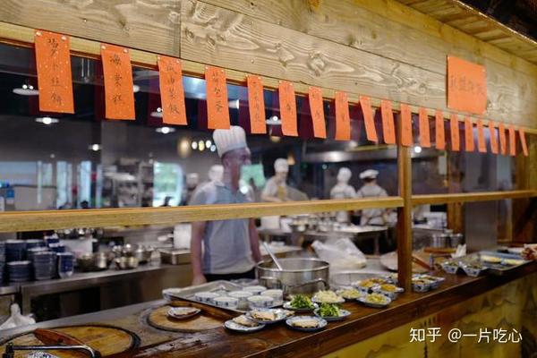 出菜口的纸条上写着菜名,字体娟秀.