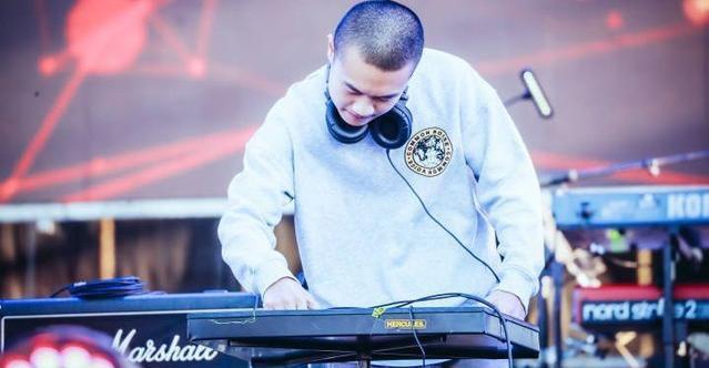 在舞台上风光的rapper背后，到底都隐藏着一群什么人？ - 知乎