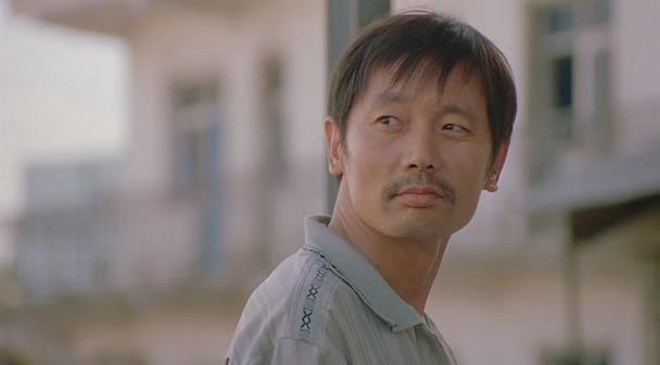 《卡拉是条狗》——只有在狗面前,他才像个人