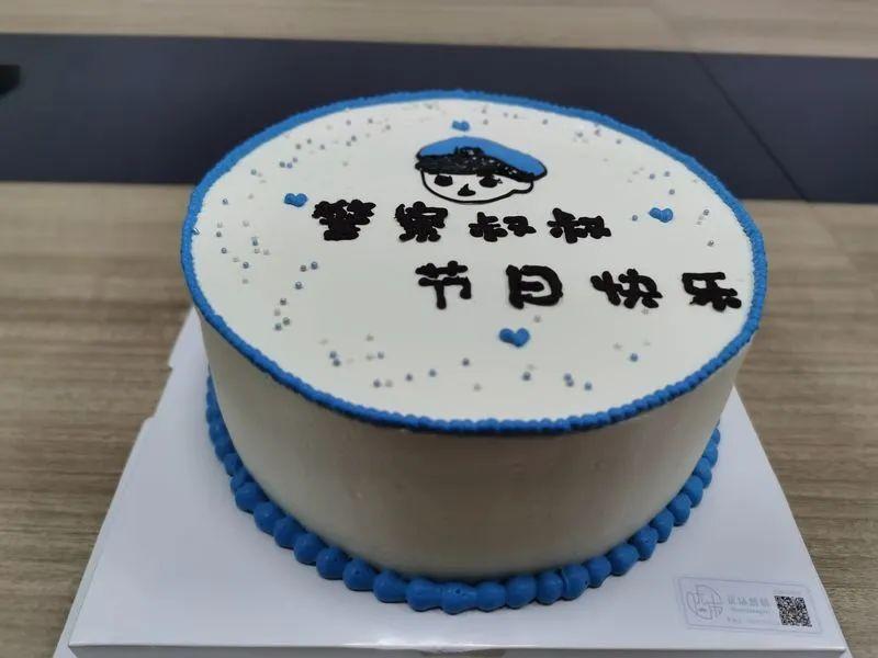 警察头像的定制蛋糕和一封署名为"一位来自宾虹小学四年级的学生"的信