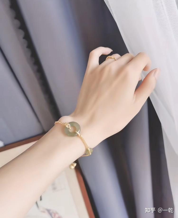 预算一千以内,有没有什么玉手镯或玉手链适合19,20岁女孩的?