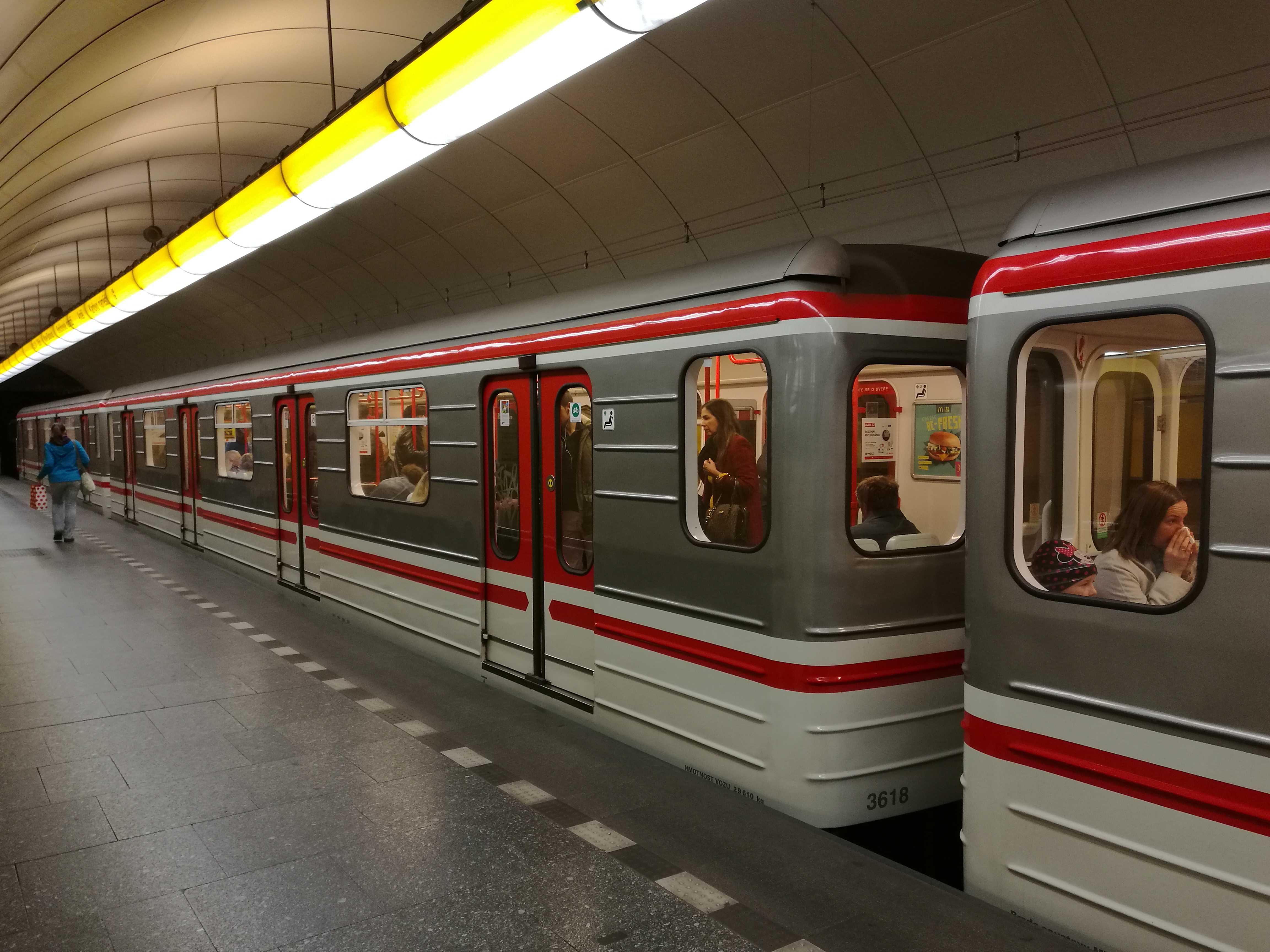 b线的老车布拉格地铁具有较明显的苏联式风格,似乎都是 红色涂装,一般