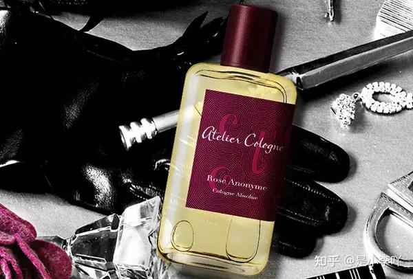暗夜玫瑰为欧珑迷情花语系列精醇古龙纯香水,丝绒红玫瑰裹挟在烟熏