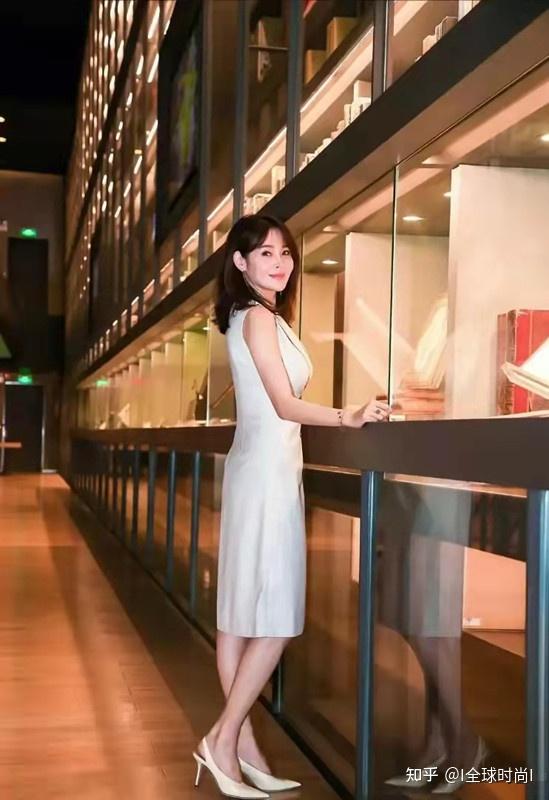 于明加衣品越来越好穿白色连衣裙如少女不规则裙摆显腿长