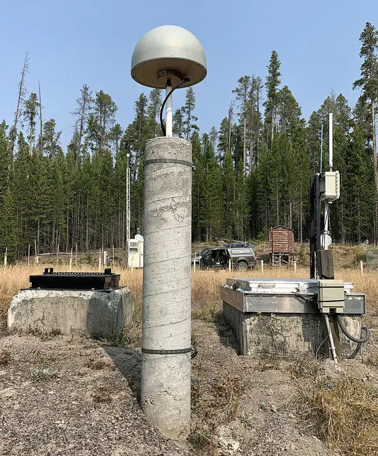 黄石公园现代化的gps监测器可追踪火山的变形