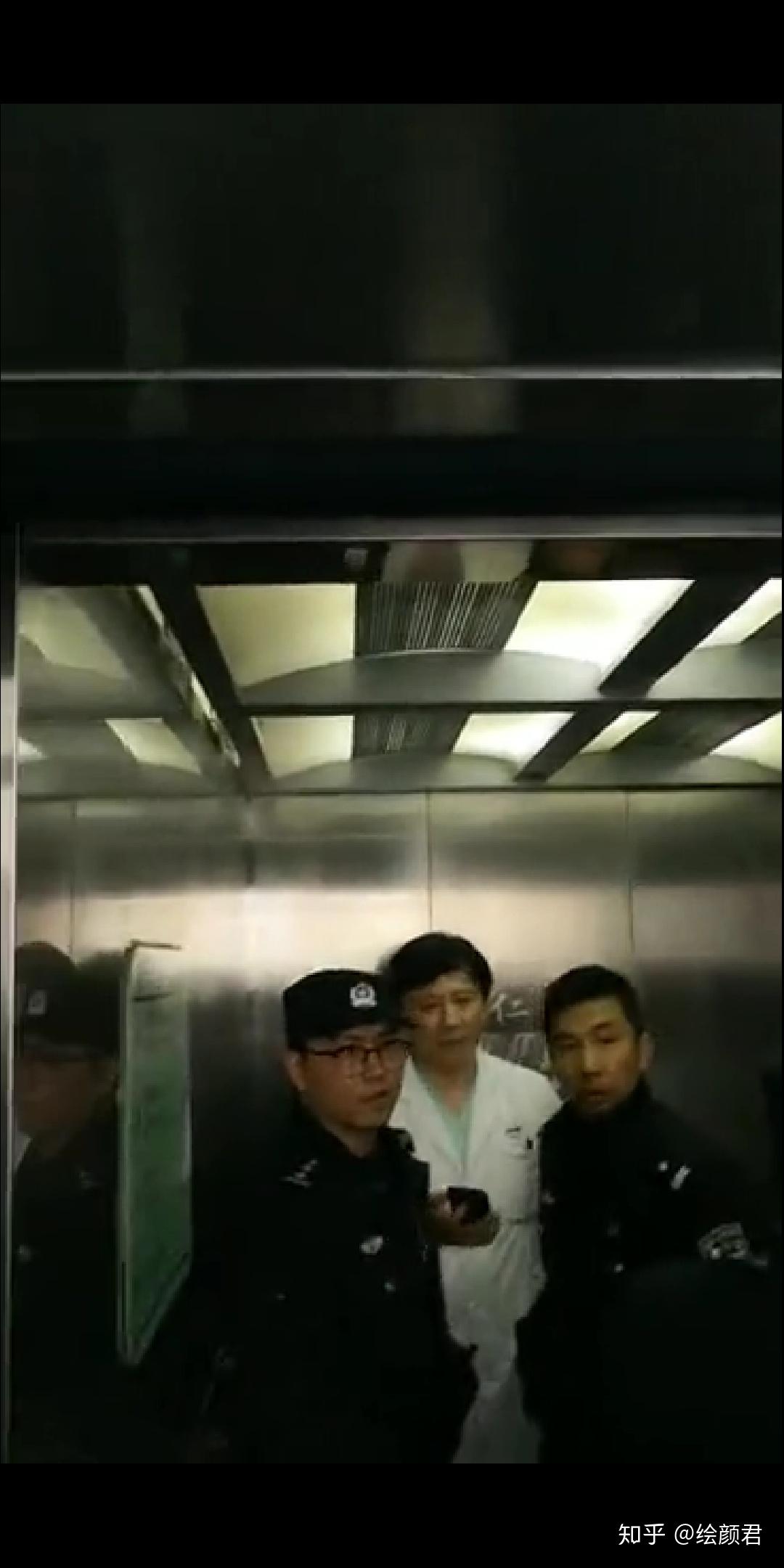 仁济医院胸科主任拒绝插队被带走,医生的地位