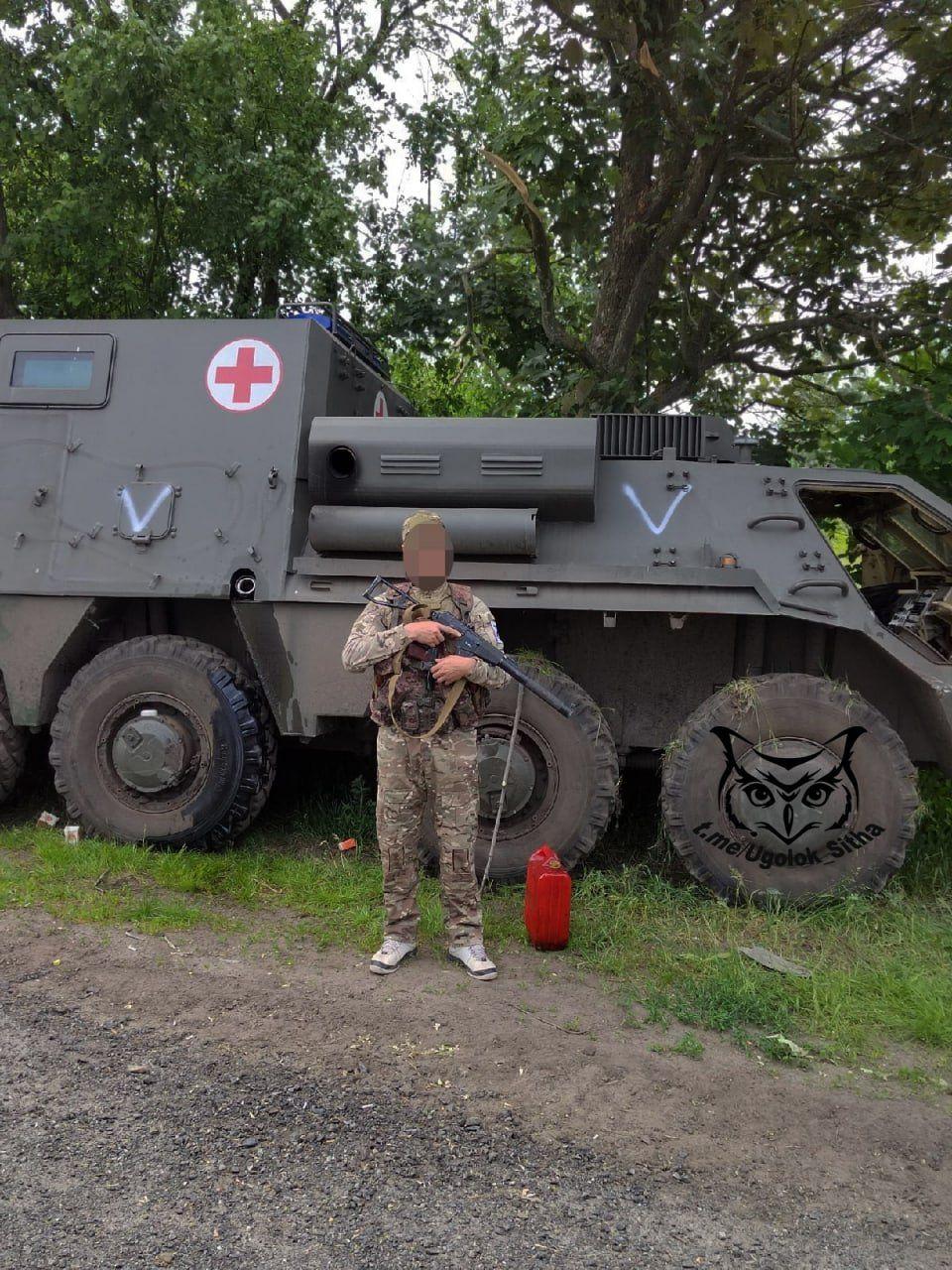 在未知地点,乌军一辆bmm-4s装甲救护车被俄军缴获,该车是乌军基于btr