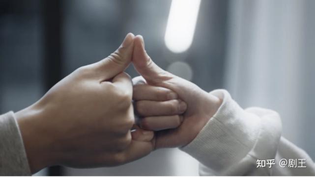 夏林希父母吵架时,蒋正寒会贴心地给她戴上耳机,蒋正寒语文不好
