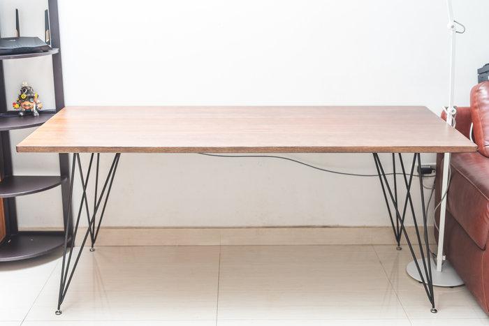 其实之前自己的用过的几张桌子都是普通的复合板材 贴皮的那种,实物