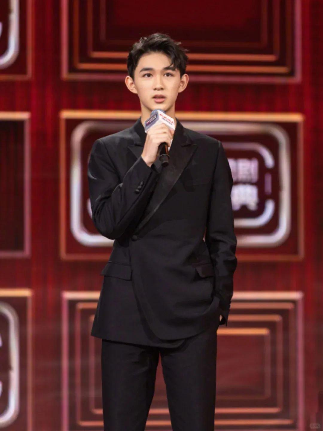 吴磊的弟弟爆火:182cm贵气少爷,18岁拿下"内娱第一"!