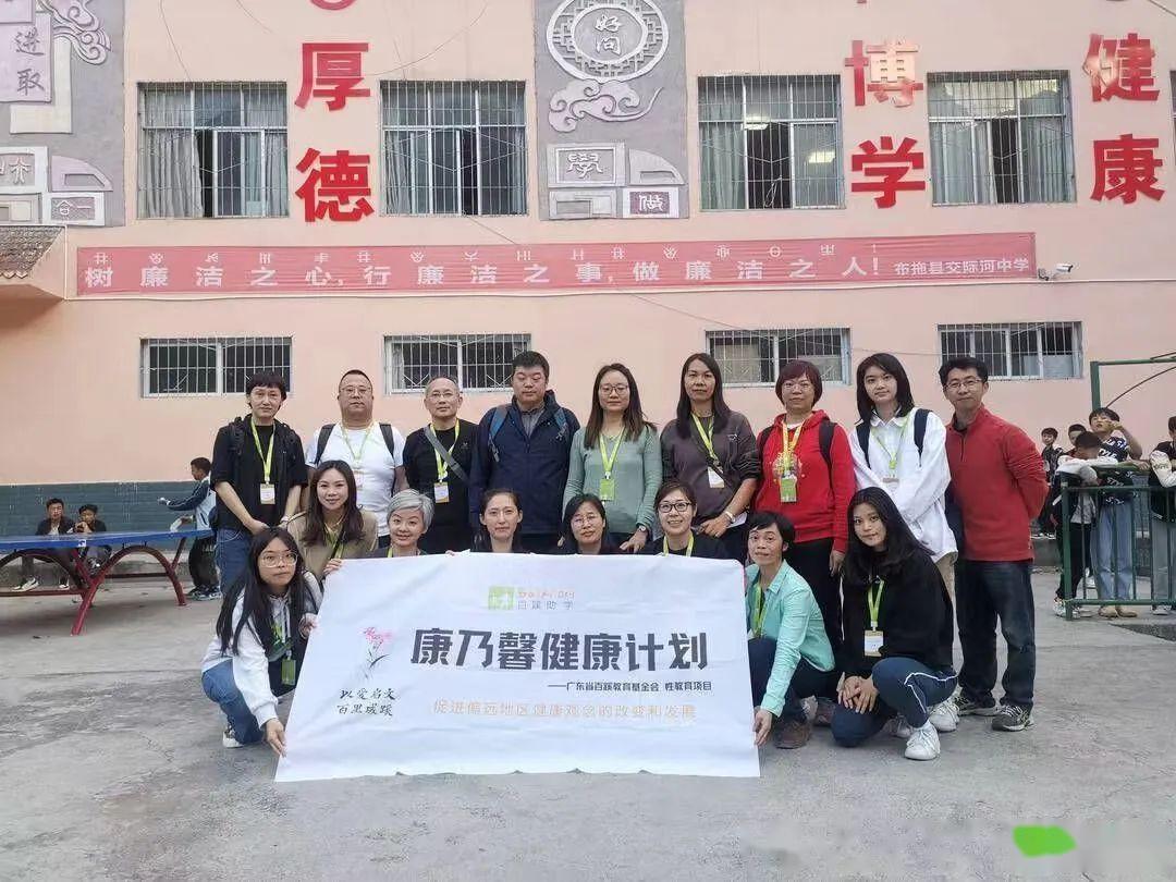 钟雪飞告诉记者,小林老师是一位漫画家,同时也是一位医学专业毕业的