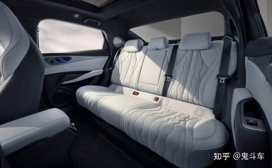 手机nfc车钥匙,自适应旋转悬浮pad,6安全气囊,倒车影像,自动空调 后排