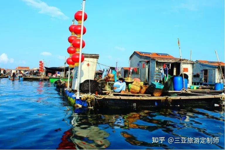 本地人都是在這裡買海鮮,相比其他市場便宜多了,整個村莊都在海上.