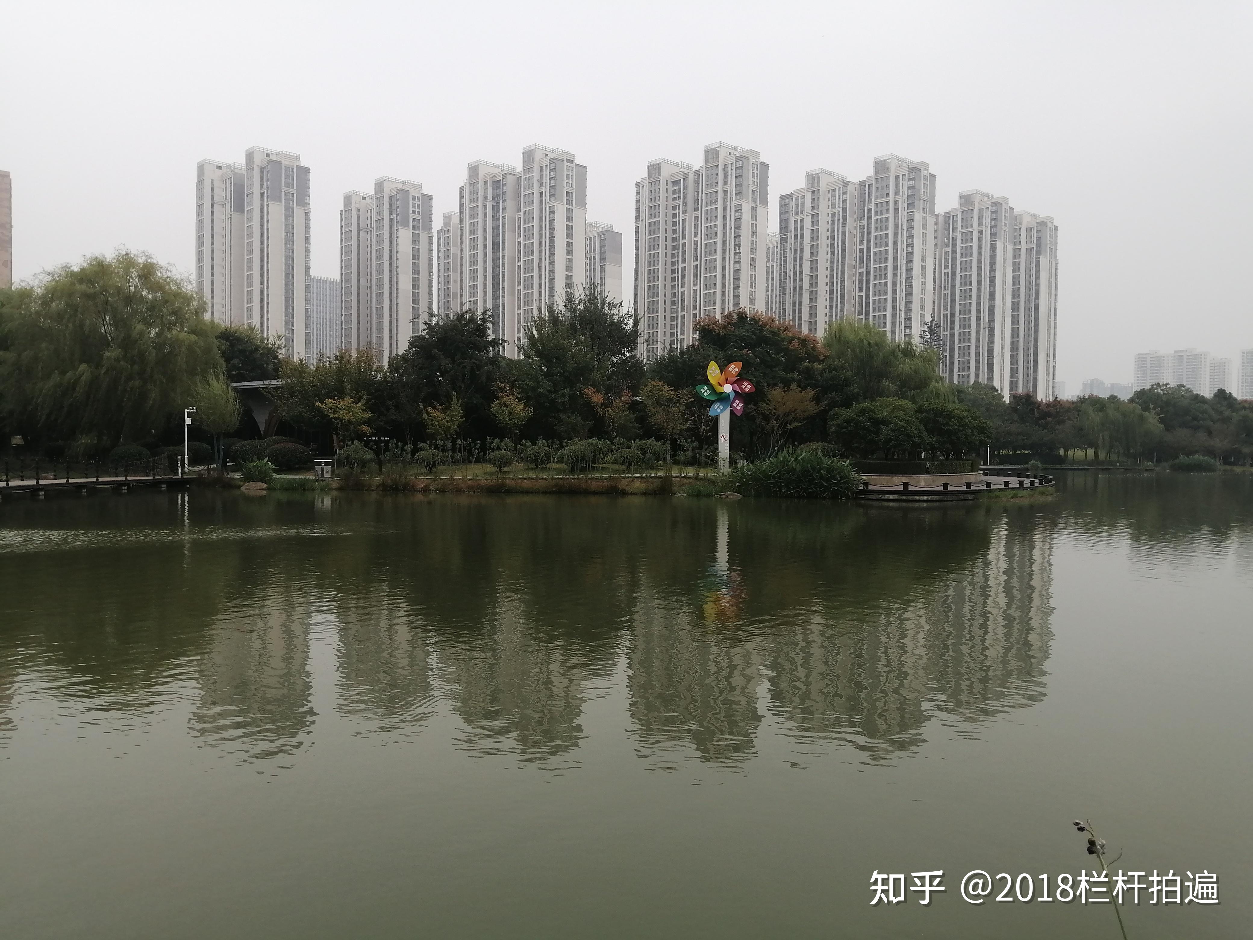 "紫贞公园"位于襄阳市高新区汉江北路东侧,"襄阳高新万达广场"的西北