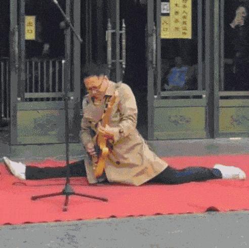 村口的红孩儿乐队,全靠鼓手三毛一个人撑门面.