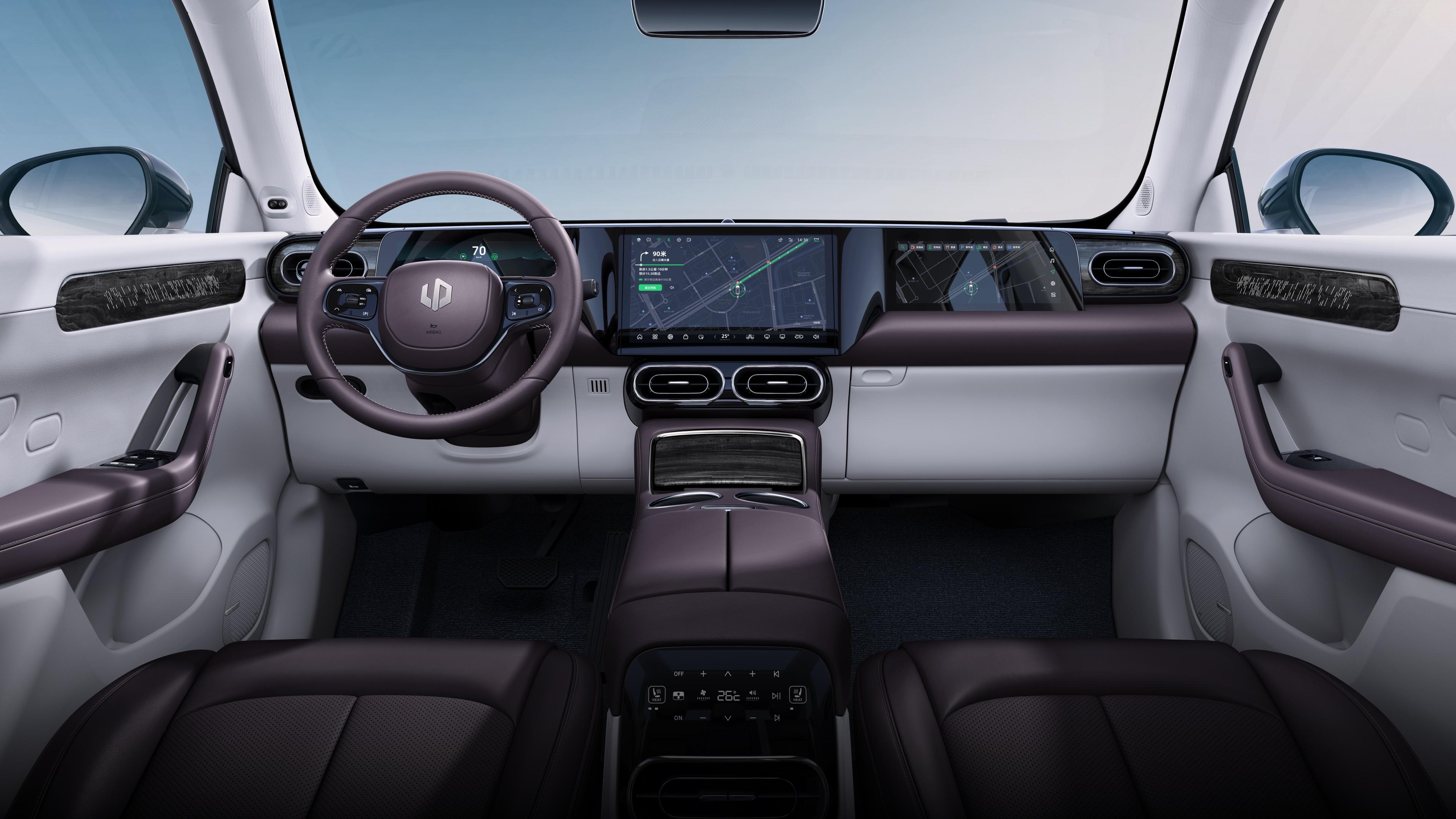 内饰方面,零跑c11增程版给人满满的科技氛围,三联屏包括了10.