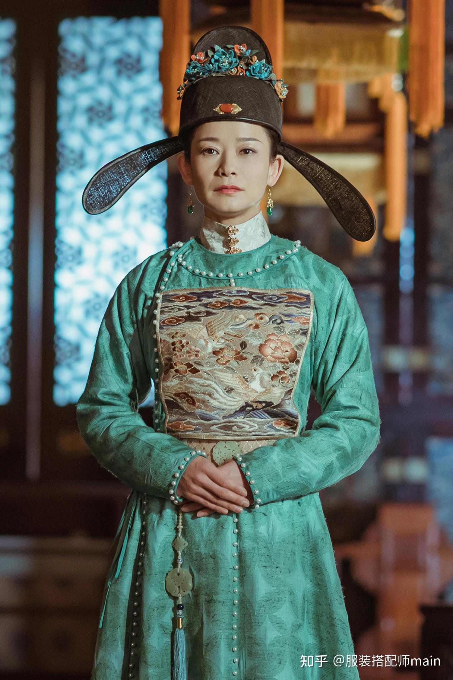 章子怡师姐师悦玲,影视剧里演配角不温不火,却在话剧界大放光彩