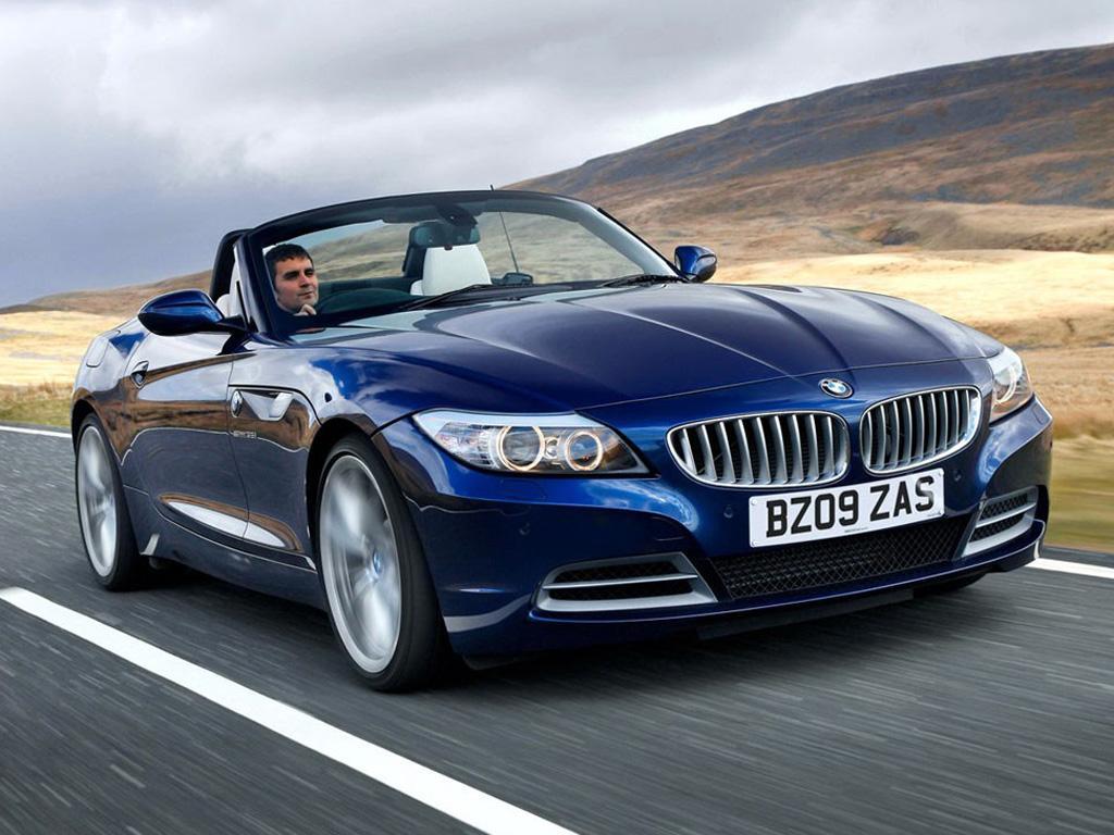 同时也能想起我们那会读书的时候经常校门口就会有奔驰slk,宝马z4之类