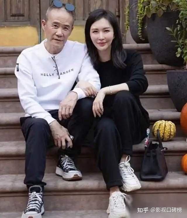 王石与田朴珺一起去泰国拜佛夫妻俩虔诚跪拜3岁女儿同行