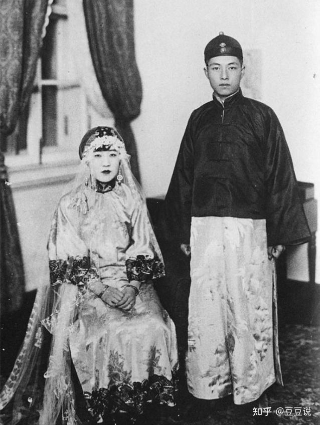 她原名爱新觉罗·显玗,是清王朝皇族后裔肃亲王爱新觉罗·善耆的小