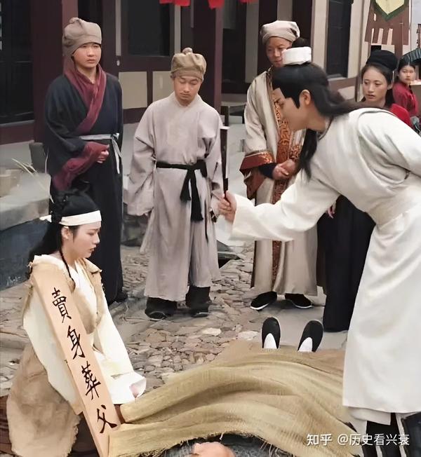 为什么古代的人要卖身葬父,难道他们就没有双手,自己卖葬吗? - 知乎