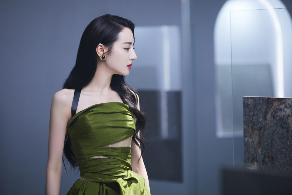 迪丽热巴壁纸:身着绿色长裙漫步,朦胧的光影让画面质感高级
