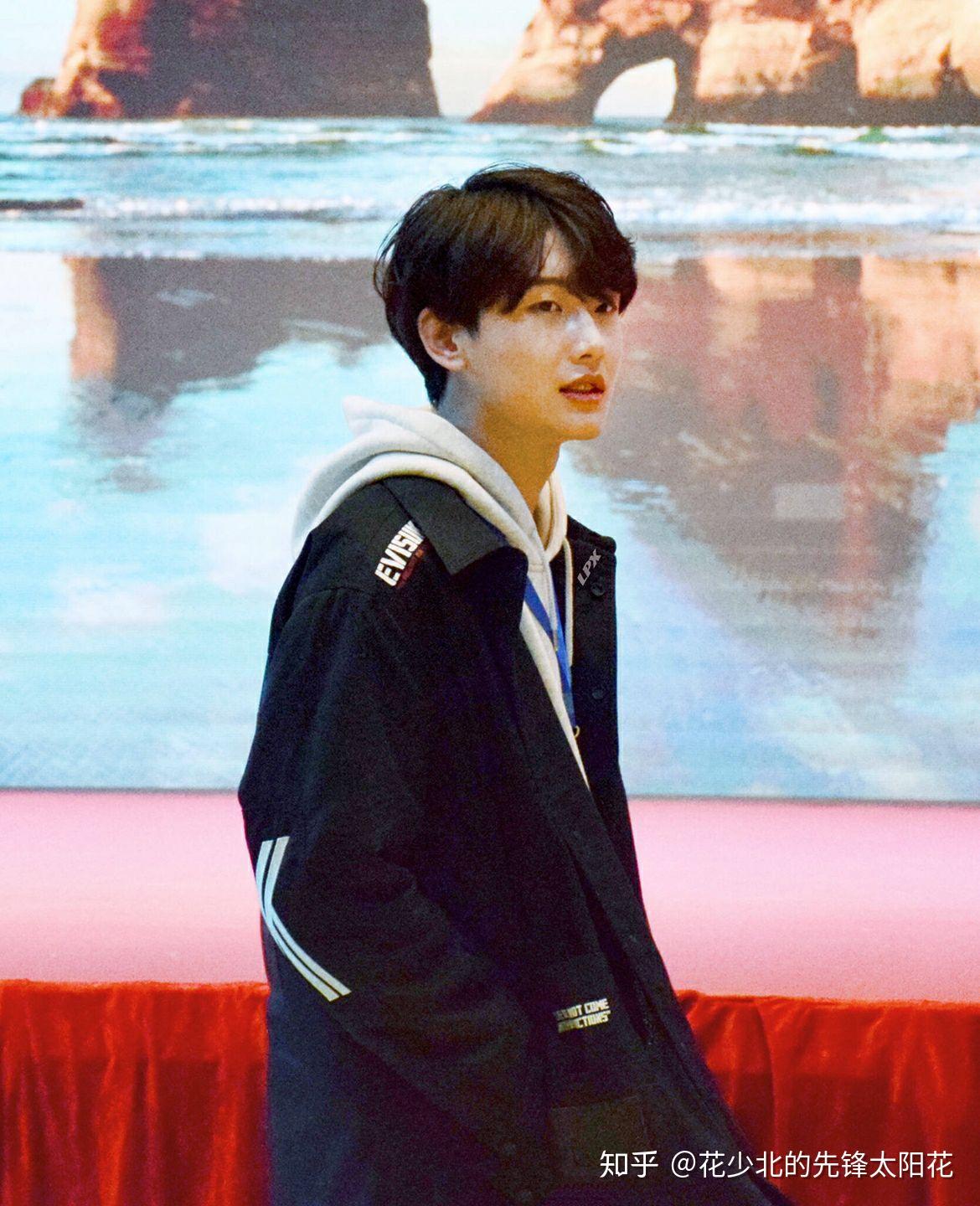 我想给我的饭卡上弄卡贴请小火鸡们贡献你们手机里花少北的图可以吗