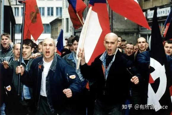 自从90年代新纳粹组织在俄罗斯兴起以来,杀人放火的事情他们可没少干.